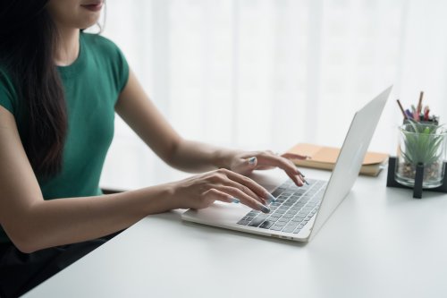 Bilde av kvinne som skriver på en PC