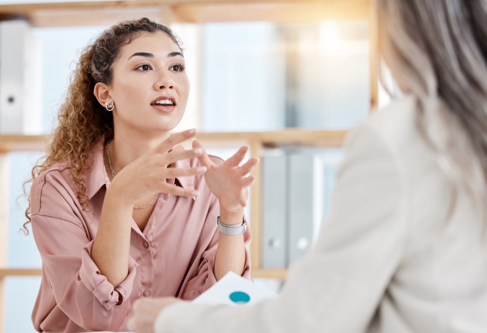 Bilde av en ung dame i samtale med en person