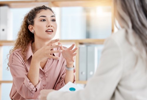 Bilde av en ung dame i samtale med en person